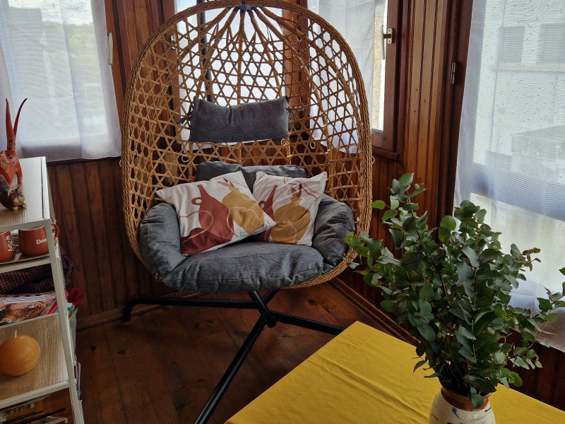 fauteuil suspendu, et couleurs terracotta et jaune