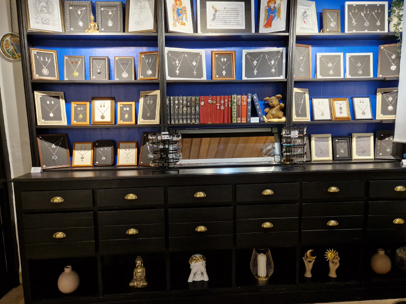 Relooking d'une boutique de bijoux. Travail de Upcycling et attention portée aux objets dans les niches... tout est dans les détails.