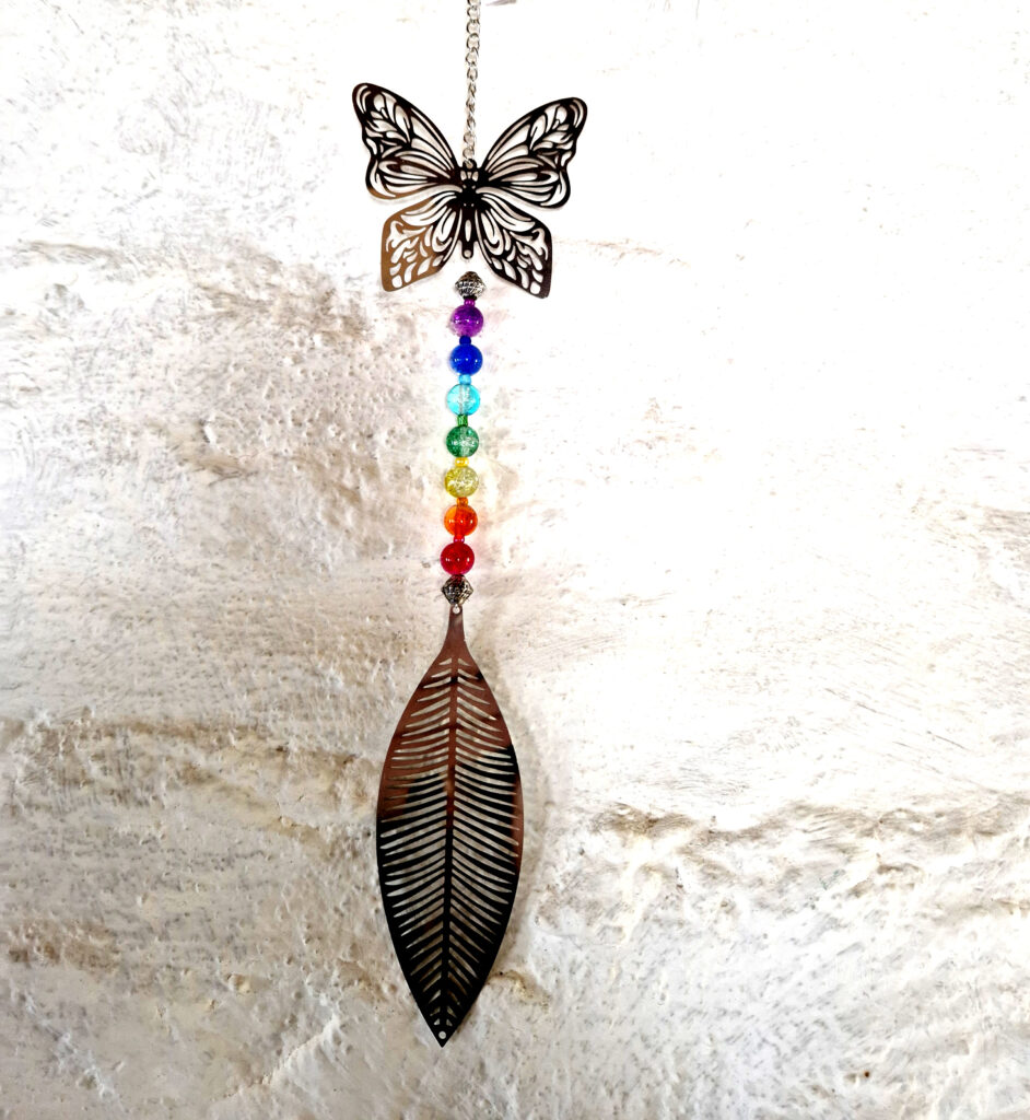 Attrape-lumière avec papillon inox argenté, plume inox argenté et perles en verre véritable aux couleurs des sept principaux chakras
Papillon et plume démontés et recyclés.