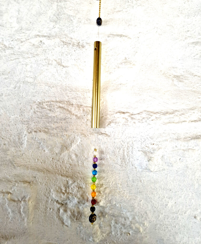 Attrape-lumière carillon tube doré inox upcyclé et perles œil de chat chakras. Offrant un léger tintement. 