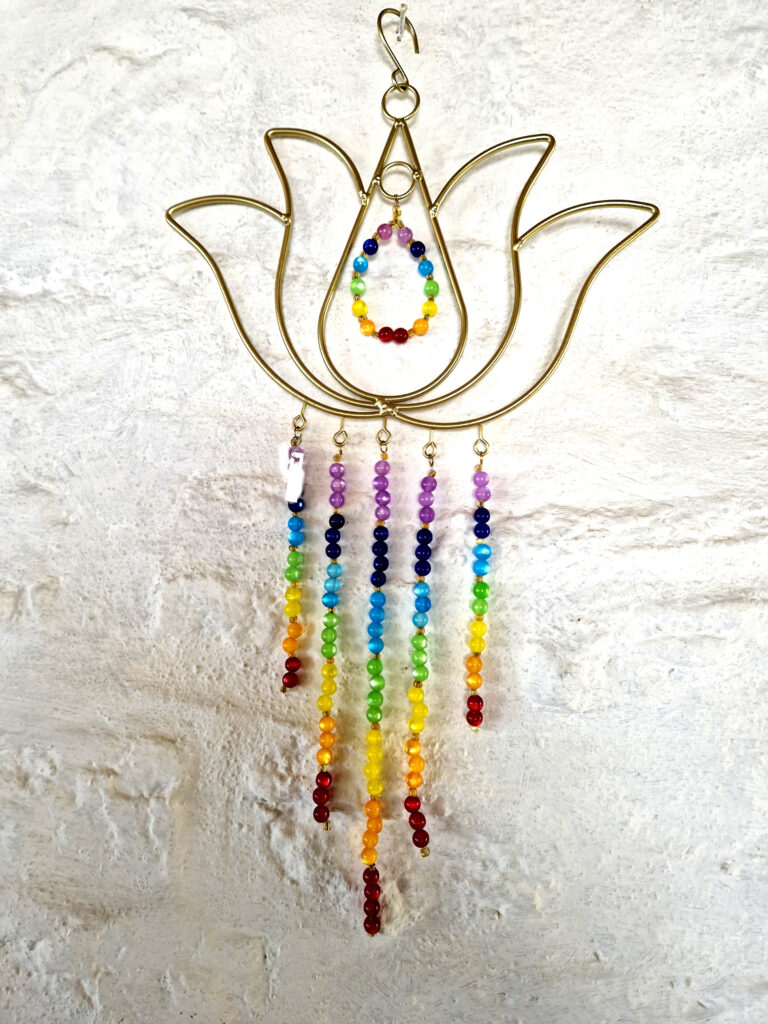 Attrape-lumière lotus doré upcyclé et cascade de perles 7 chakras Équilibre d'Intérieur effet œil de chat . 