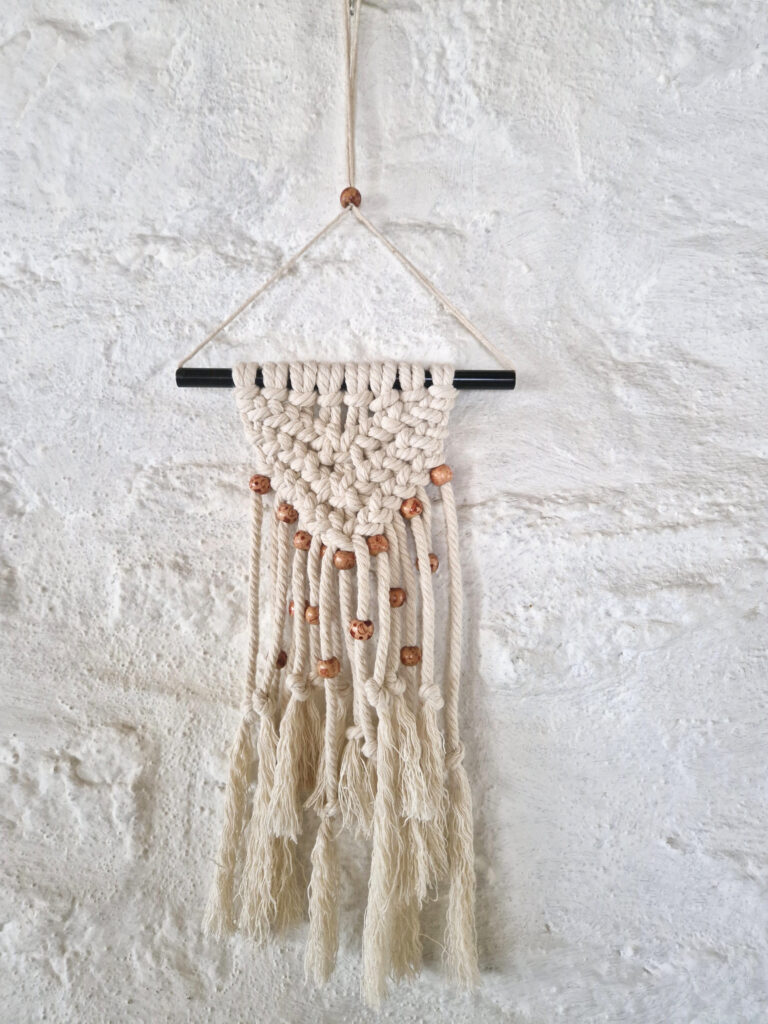 Décoration murale macramé et bois pour équilibre Feng Shui.