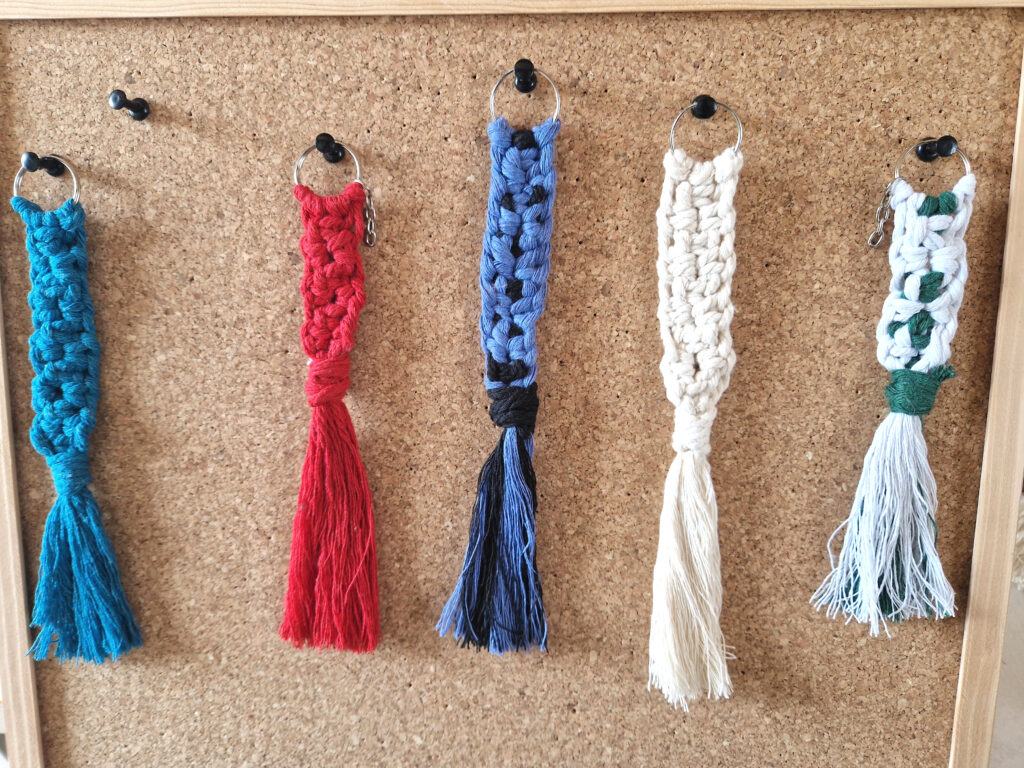 Laboratoire créatif macramé, portes-clés bijoux de sac fait main en macramé de différentes couleurs.